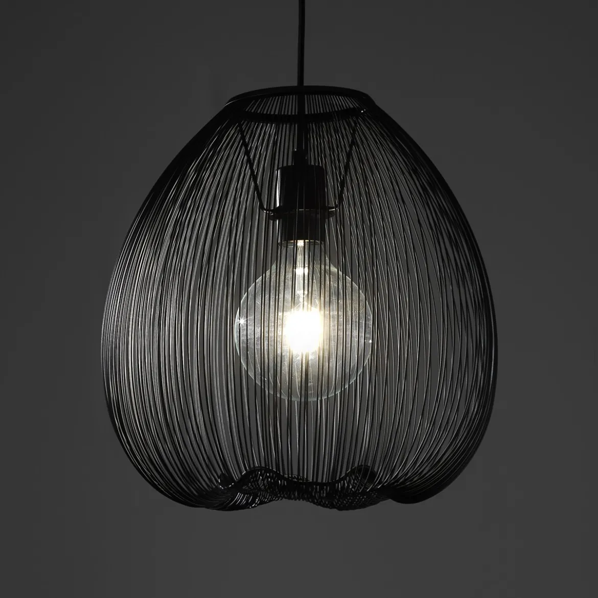 Arcon lampadario in metallo nero opaco con paralume in filo di acciaio e tessuto nero d35 h36 cm