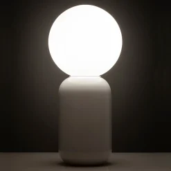 Clip lampada da tavolo in ceramica bianco opaco con sfera in vetro bianco opaco d14 h32 cm